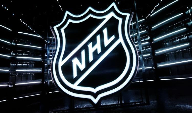 NHL: Koledzy z drużyny pobili się podczas treningowej gierki (WIDEO)
